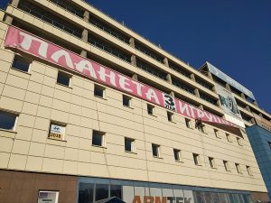 Монтаж баннера на фасад промышленными альпинистами