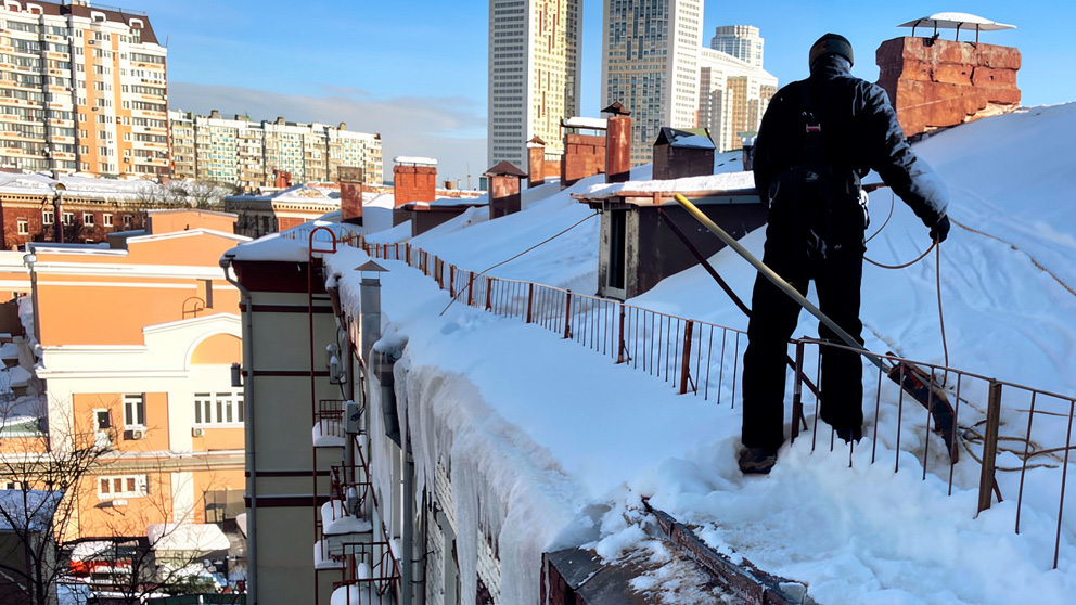 Уборка сосулек и наледи
